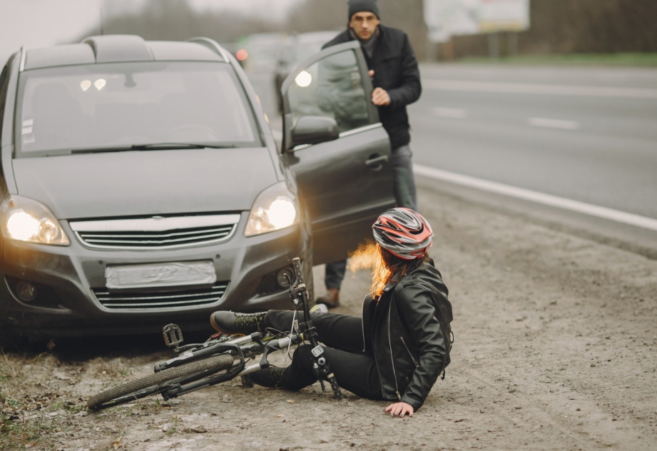 Tragiczne zdarzenie na drodze wojewódzkiej nr 105: samochód potrącił rowerzystę